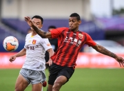 开云官网-包含上港豪取大胜，中超卫冕之路再添新动力的词条