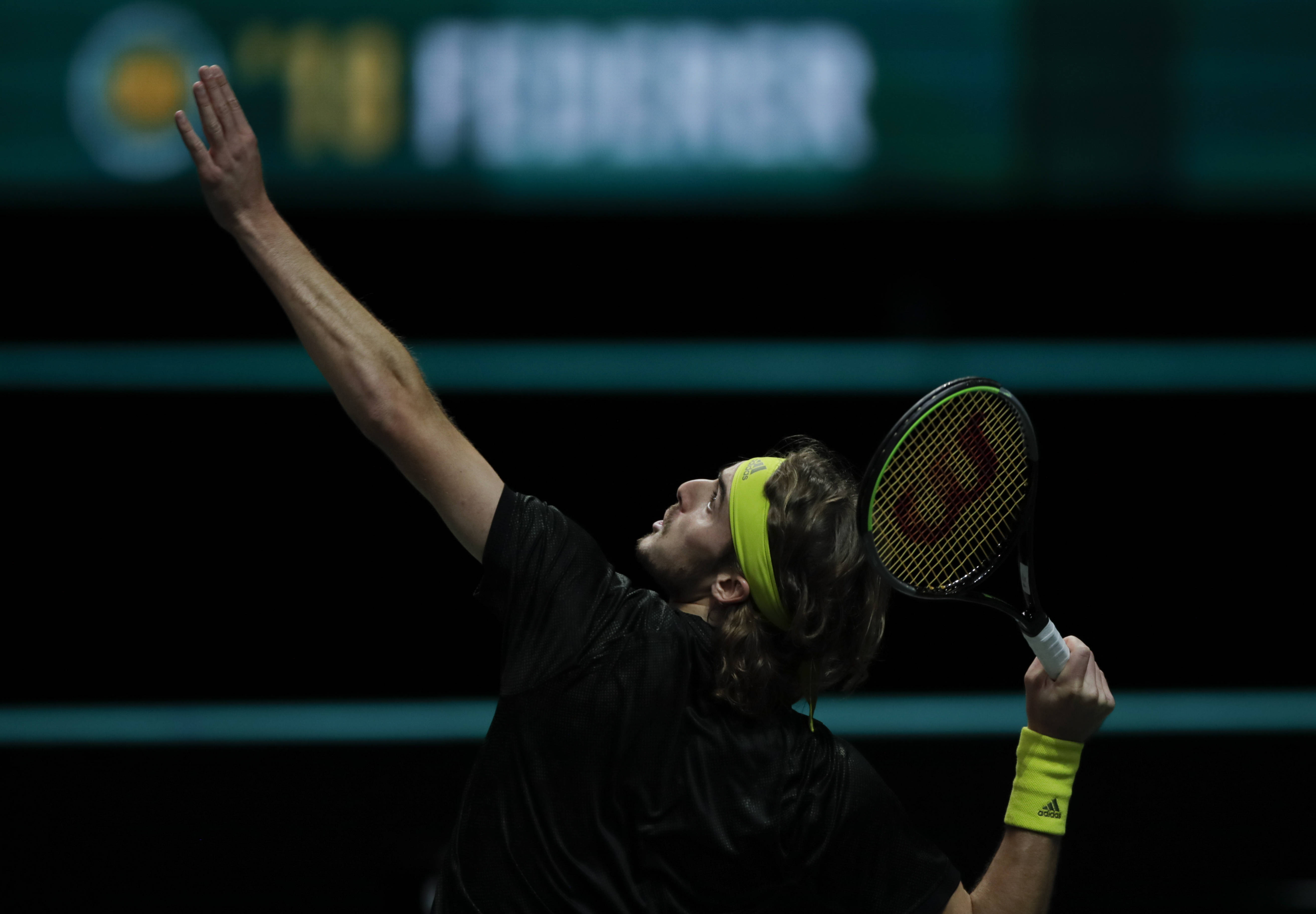 包含世界网球队险胜欧洲网球队，西西帕斯打破历史纪录的词条