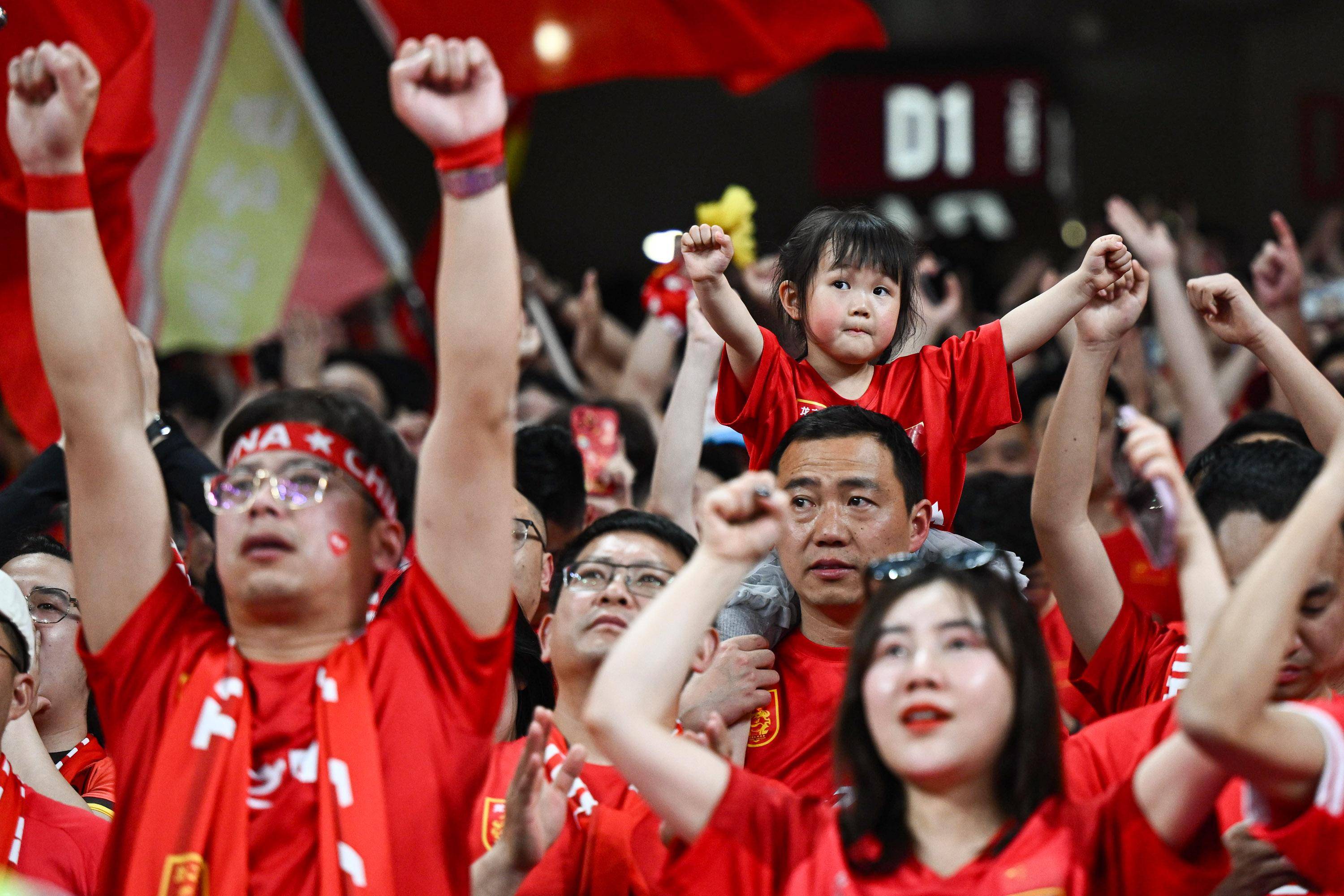 包含足球赛场上升起火花球员风采尽显的词条