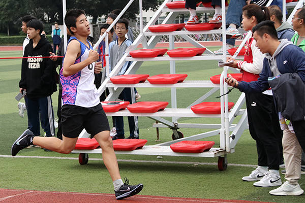 火热比拼，选手们拼尽全力奋力向前的简单介绍