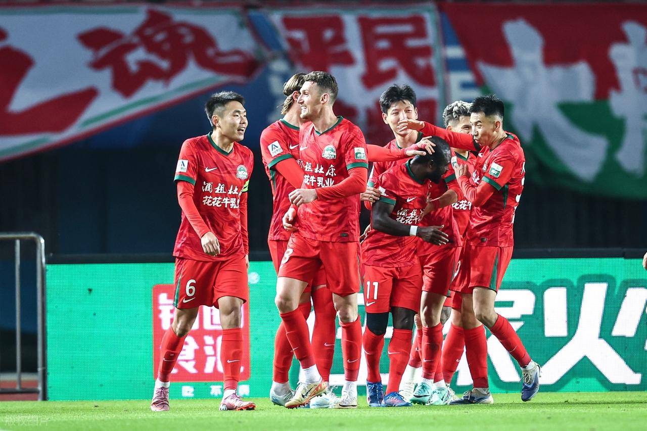 新晋球星破门得分，助球队赢得关键胜利