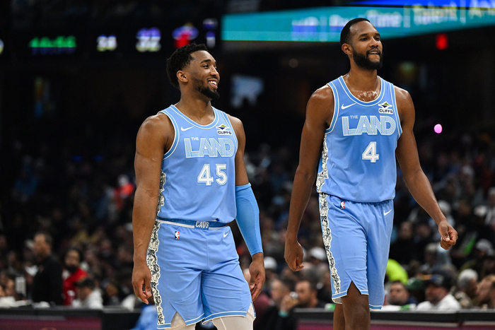 快船轻取深圳队，米切尔统治全场