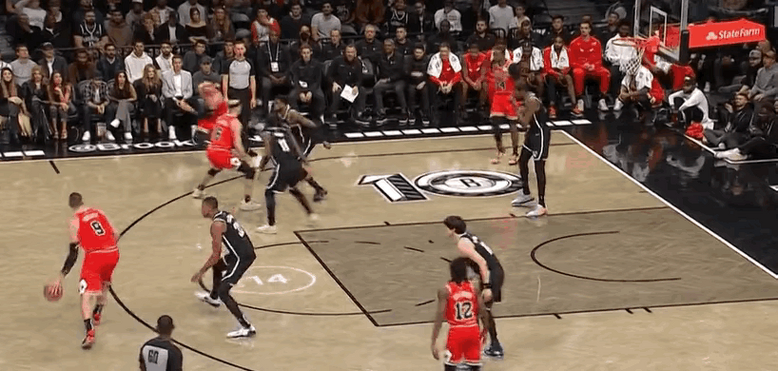 关于青岛队完胜篮网，拉文刷新纪录的信息