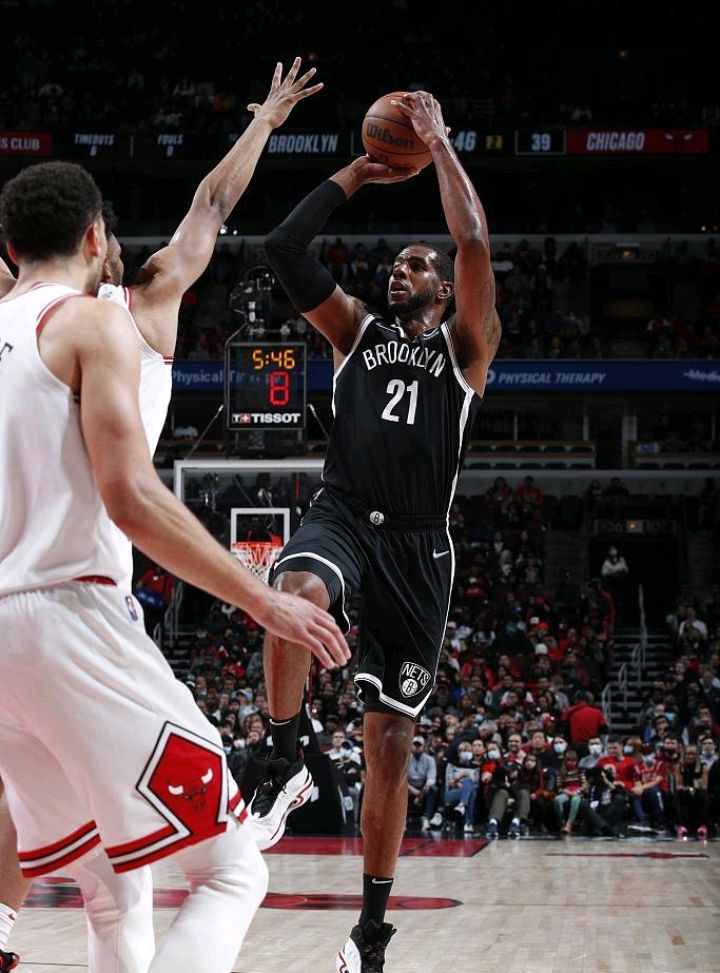 关于青岛队完胜篮网，拉文刷新纪录的信息