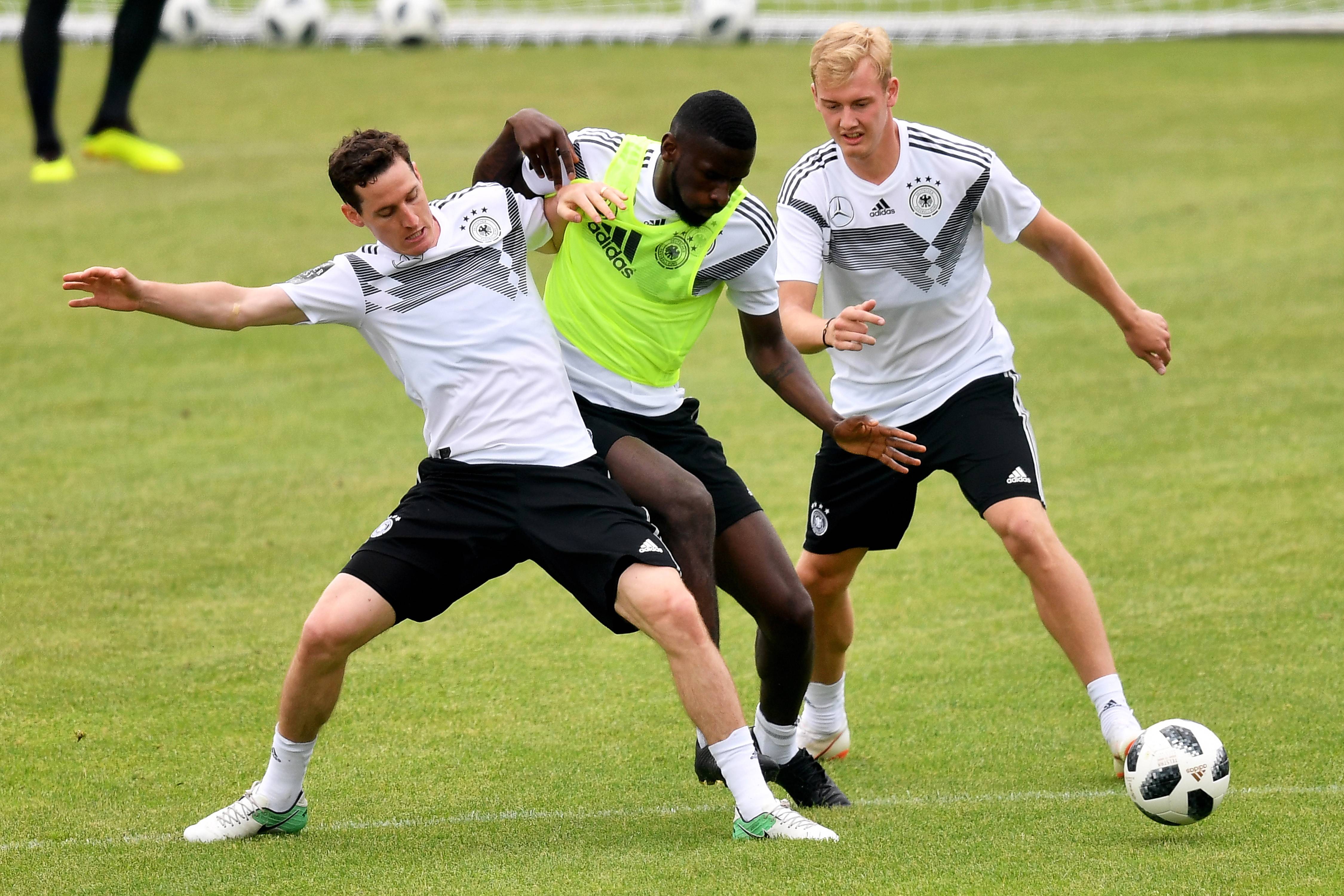 关于德国队力克葡萄牙队，林高远统治全场的信息