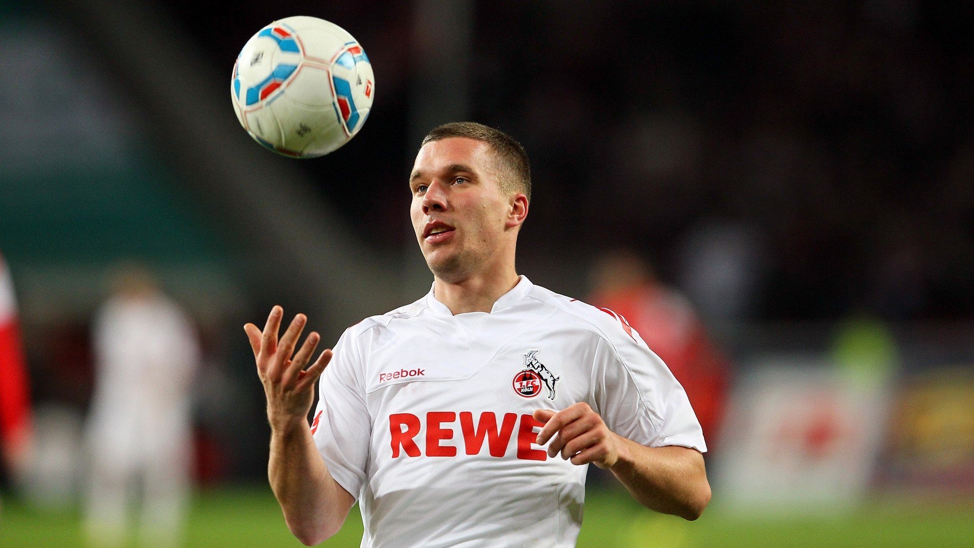 绿茵终章的双重奏，皇家社会末节奇迹与德里赫特的亚平宁加冕