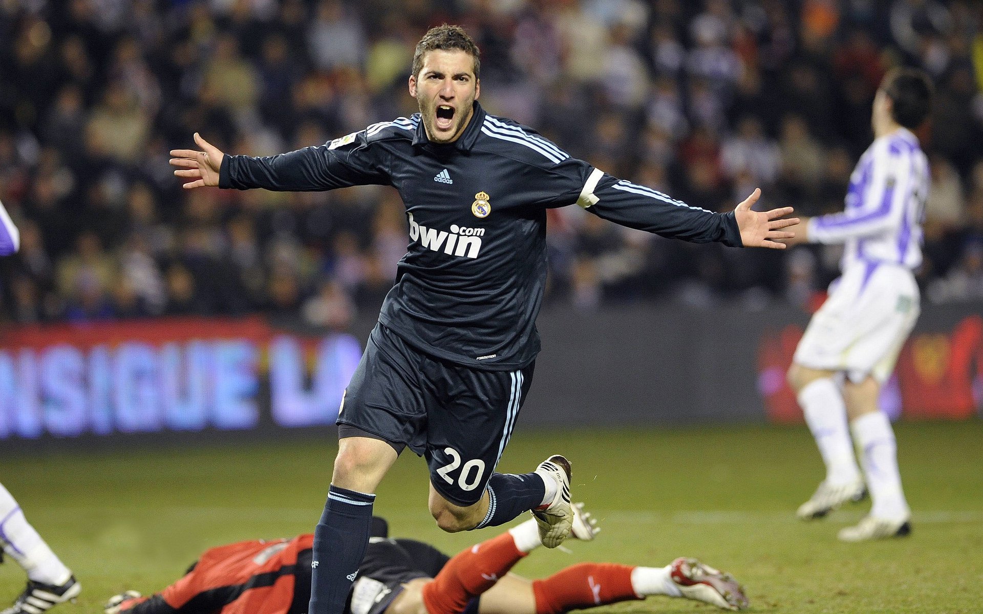 欧洲杯的团队胜利与奥运羽球的个人光芒，德国队轻取丹麦队，安赛龙惊艳四座