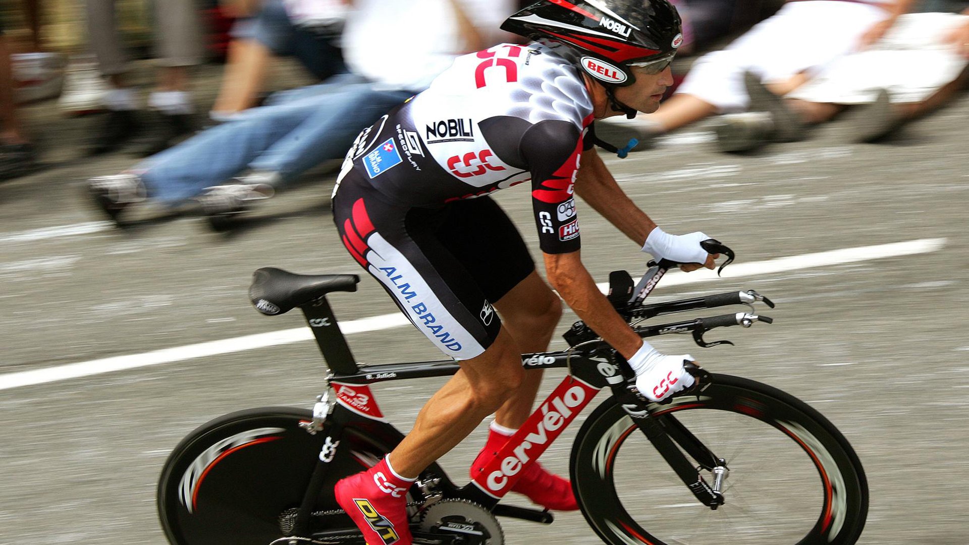 巴黎奥运羽球混双巅峰对决，法国组合主场碾压，郑思维统治力尽显却难挽败局