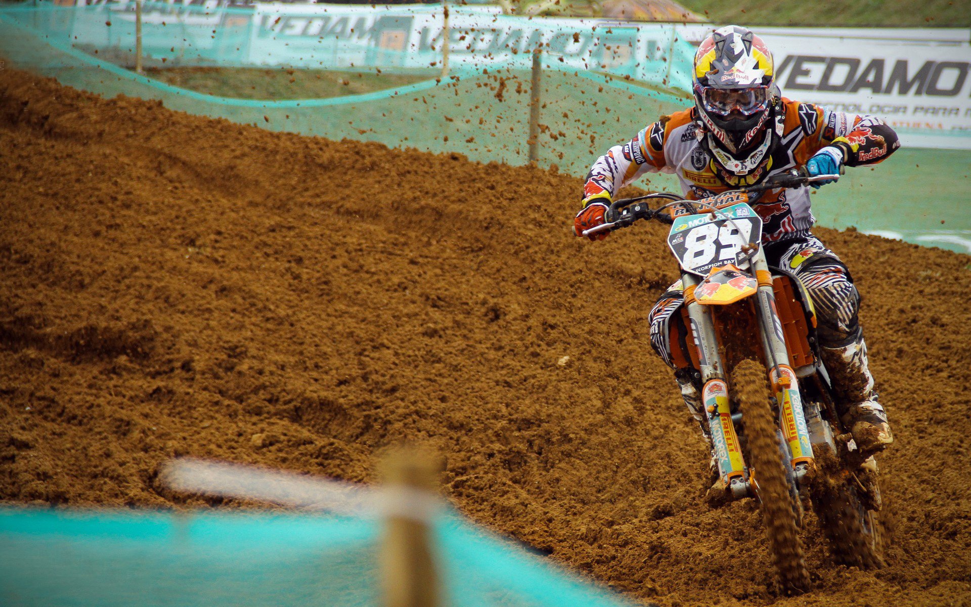 赛道上的双重奇迹，拉塞尔统治全场，阿斯顿马丁绝杀红牛